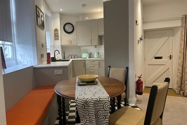 2 bed house, The Square, Stonehouse, Plymouth, PL13JS - Image 1